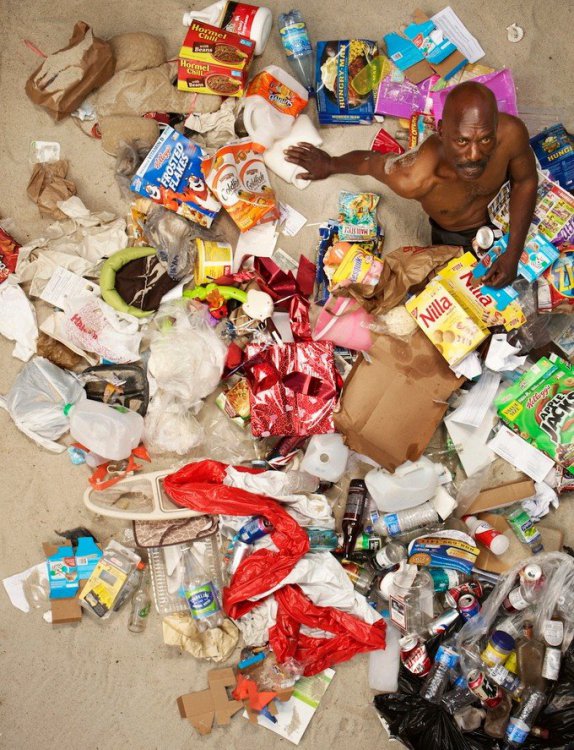 Серия фото «7 дней мусора», мотивирующая уменьшить засорение окружающей среды