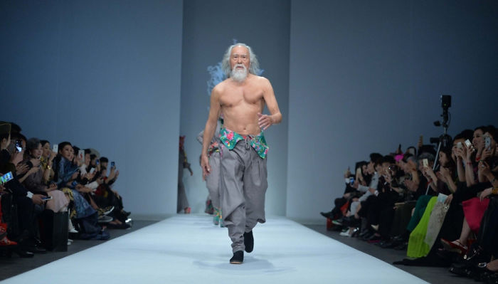80-летний дедушка стал моделью, показав, что возраст ничего не значит 