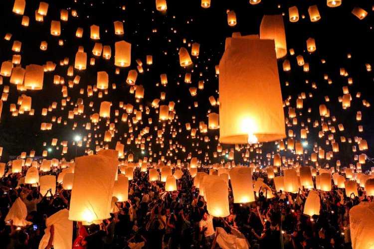Эффектные фото с фестиваля небесных фонариков в Таиланде