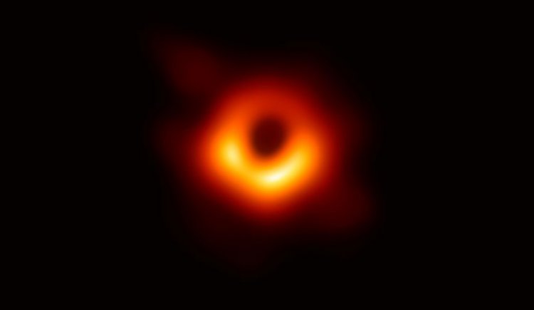 Кэти Буман сделала первое изображение черной дыры 4